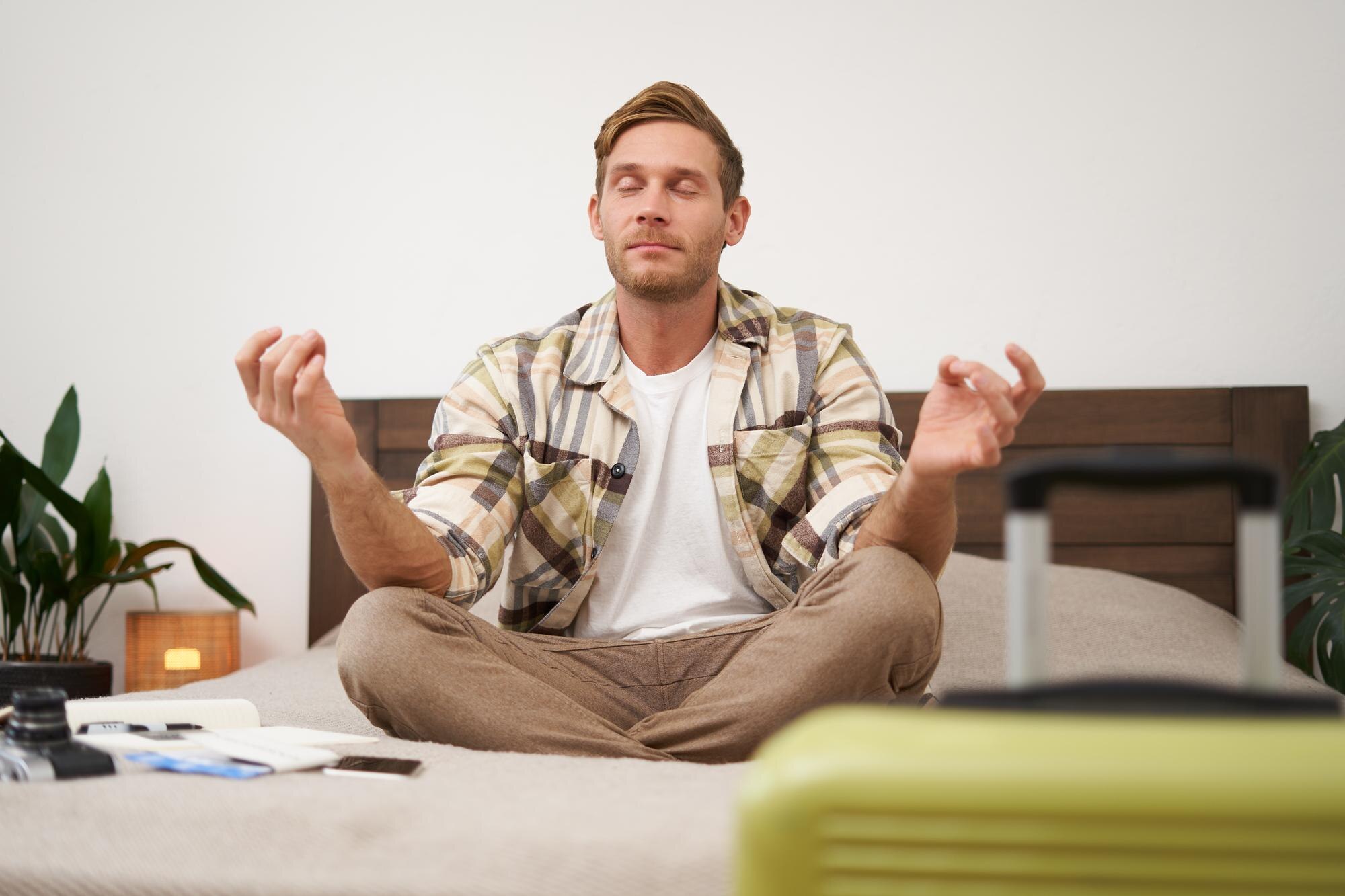 Férfi meditatív reggeli rutinja szabadban – egészséges életmód